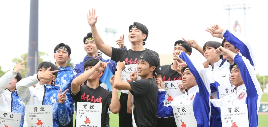 １６００メートルリレーの表彰式で仲間から５冠の祝福を受ける大分の冨田（中央）