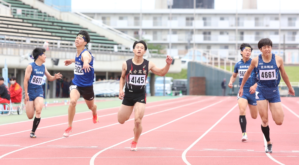 【男子２００メートル決勝】競り合いを制し、４冠目を獲得した大分の冨田（中央）