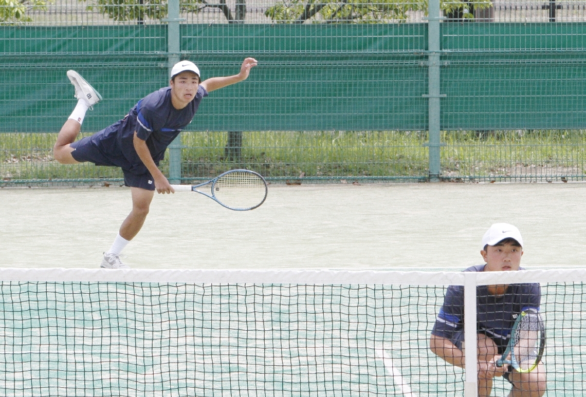 【男子個人ダブルス決勝】力強いサーブを放つ舞鶴の池田（左）・高橋ペア＝クラサスコート