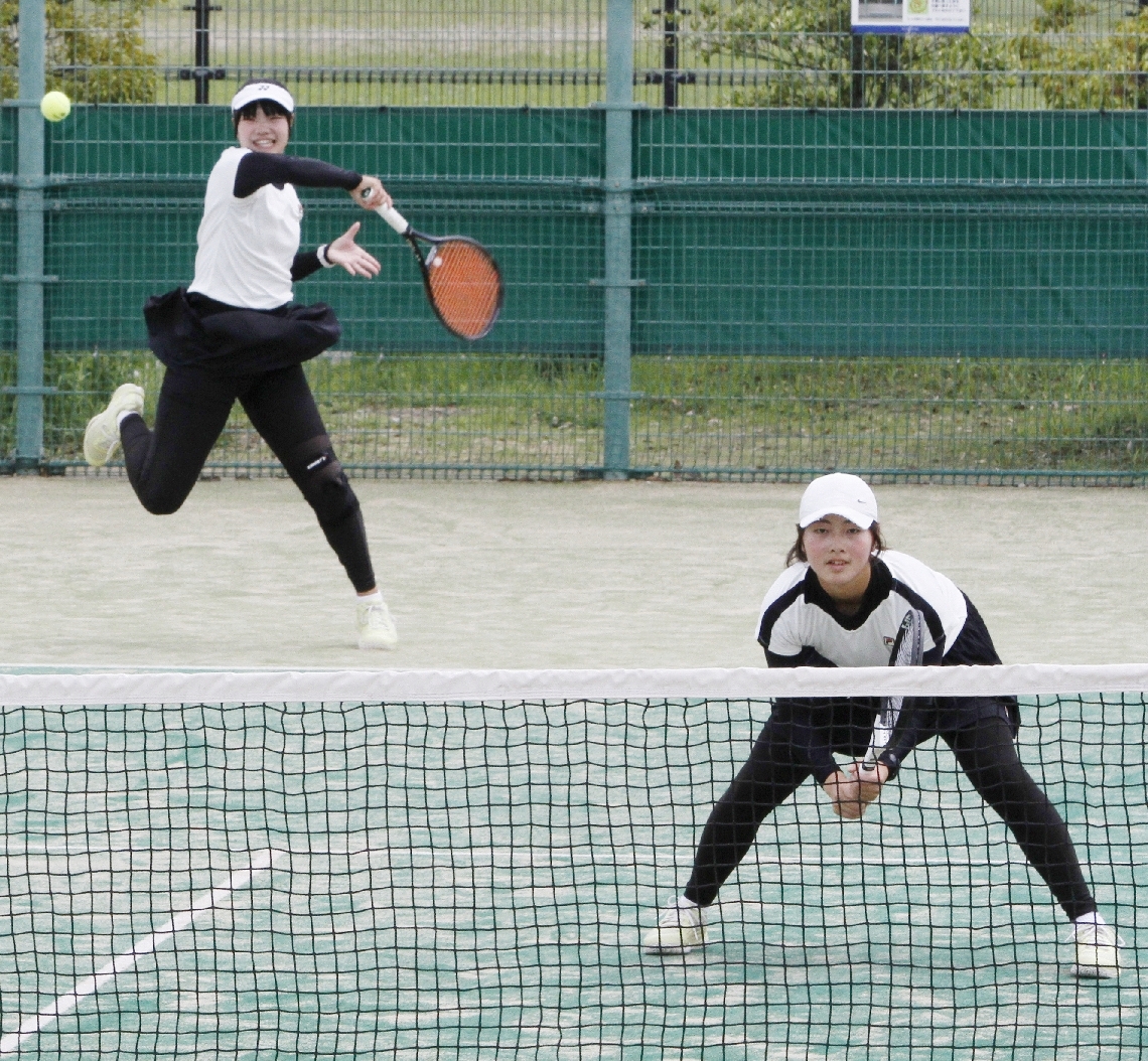 【女子個人ダブルス決勝】優勝した福徳学院の菅沼（右）・田中ペア