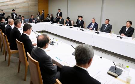 首相官邸で開かれた「国と地方の協議の場」＝２７日午後