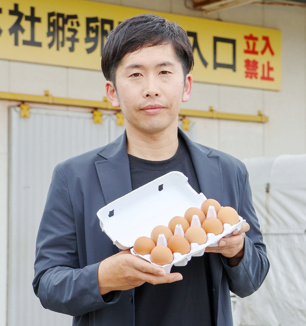 オーガニック卵の生産販売を始めた梶原康太郎代表＝宇佐市下乙女のカジワラファーム
