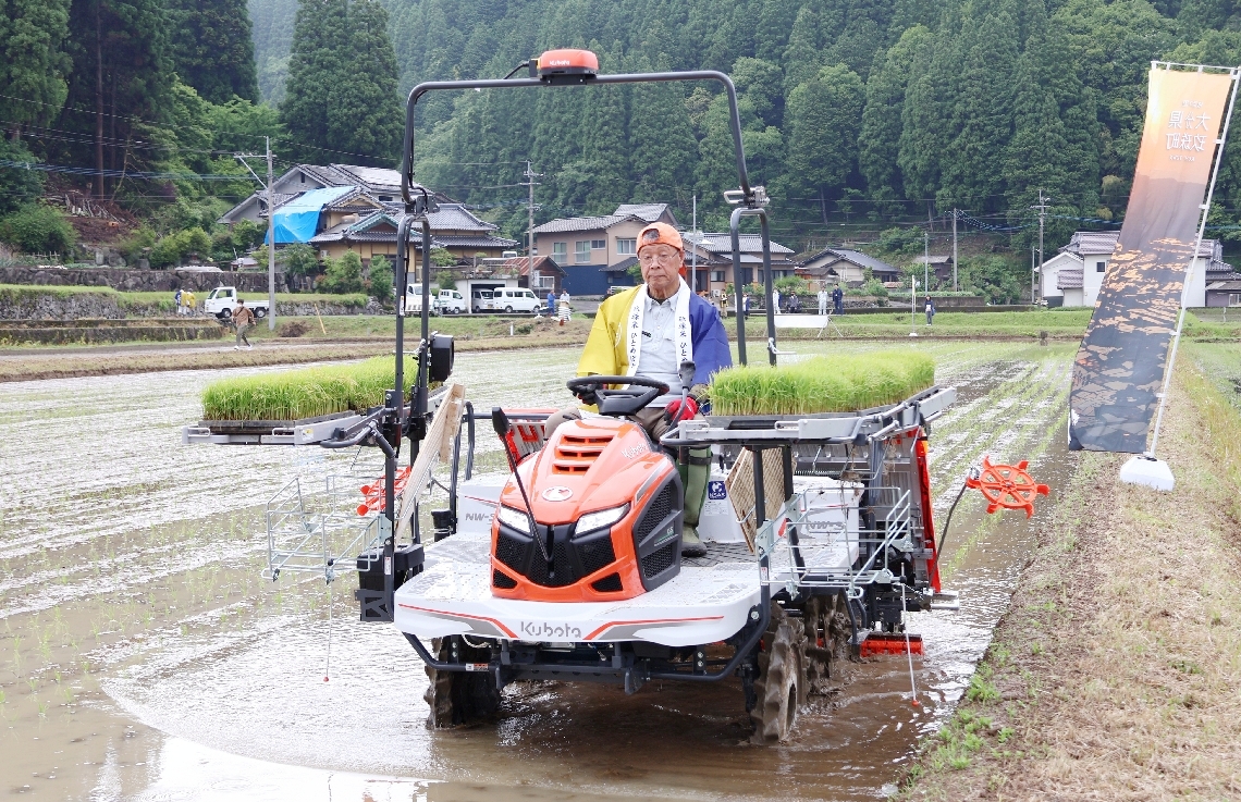 玖珠町で新ブランド米の田植え 衛星データなど活用し栽培へ