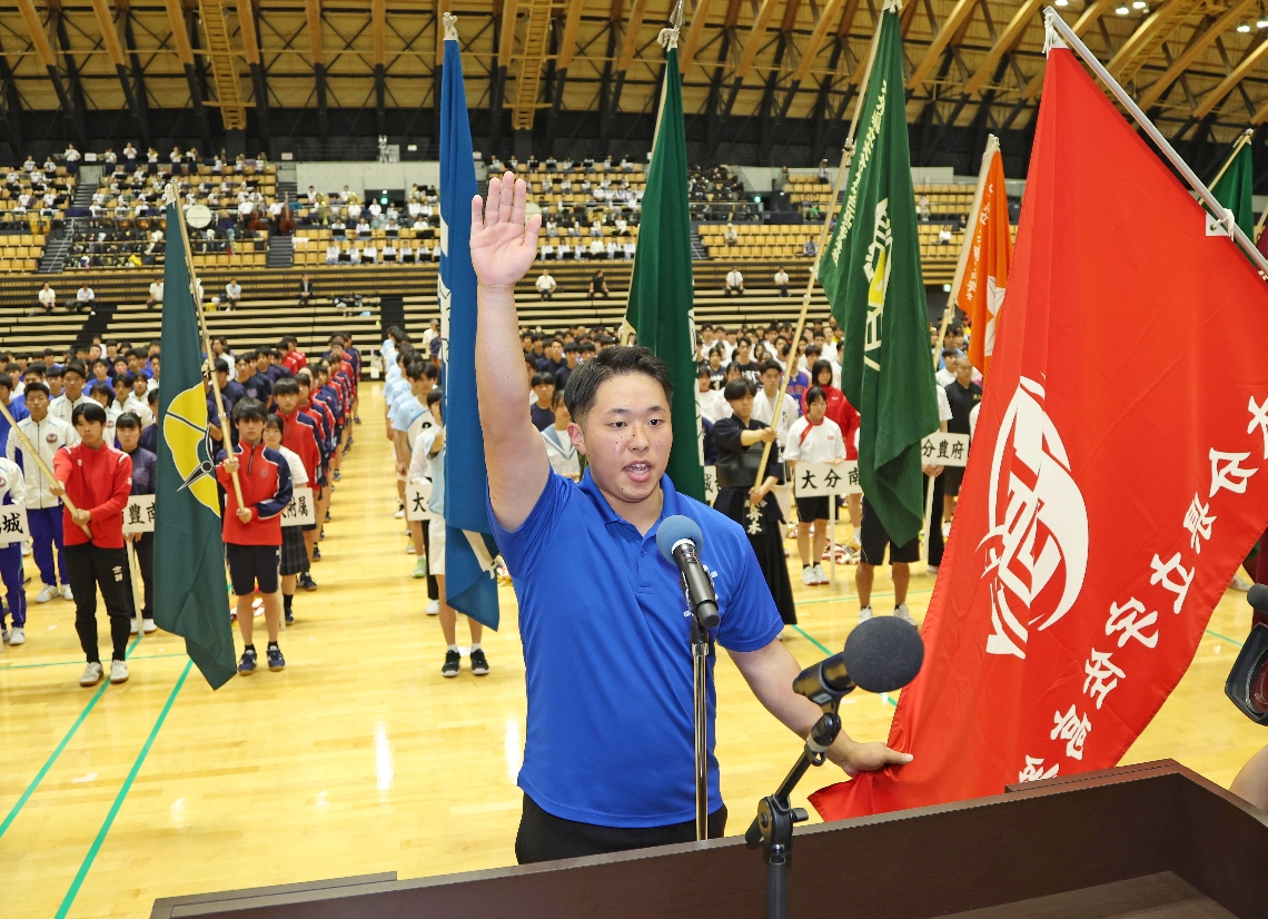 選手宣誓をする宇佐の三宮叶夢＝クラサス武道スポーツセンター