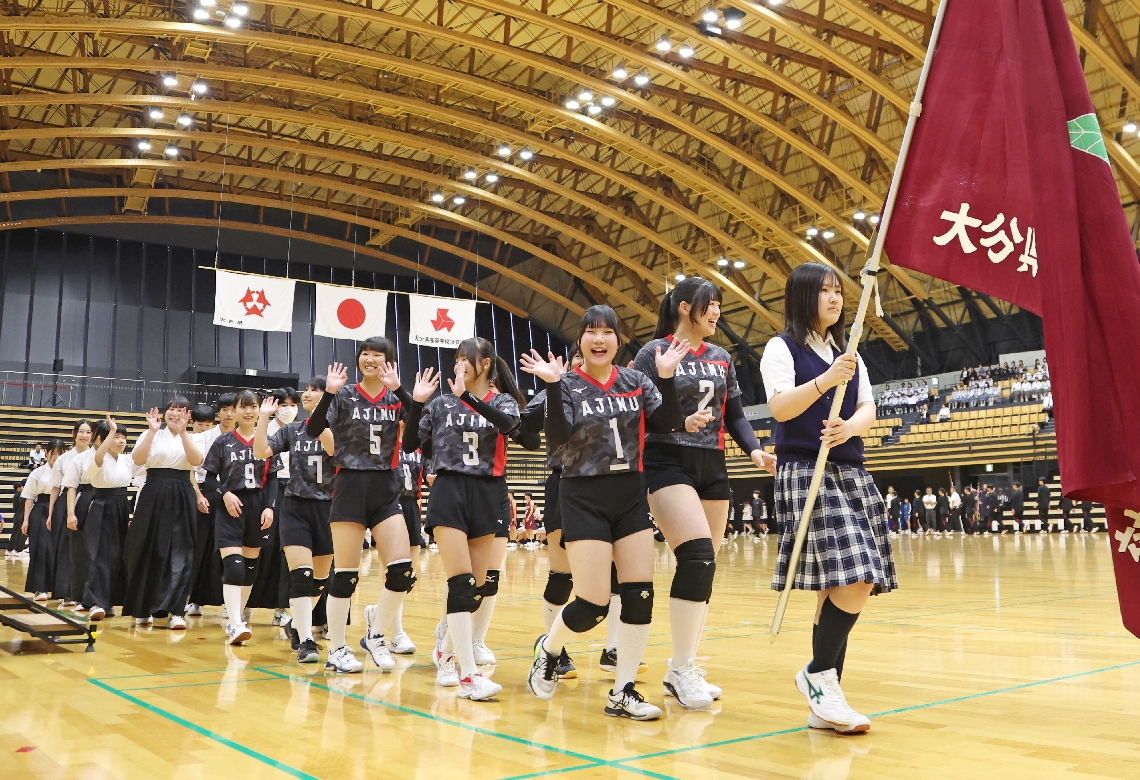 笑顔で入場行進する各校の選手たち＝クラサス武道スポーツセンター