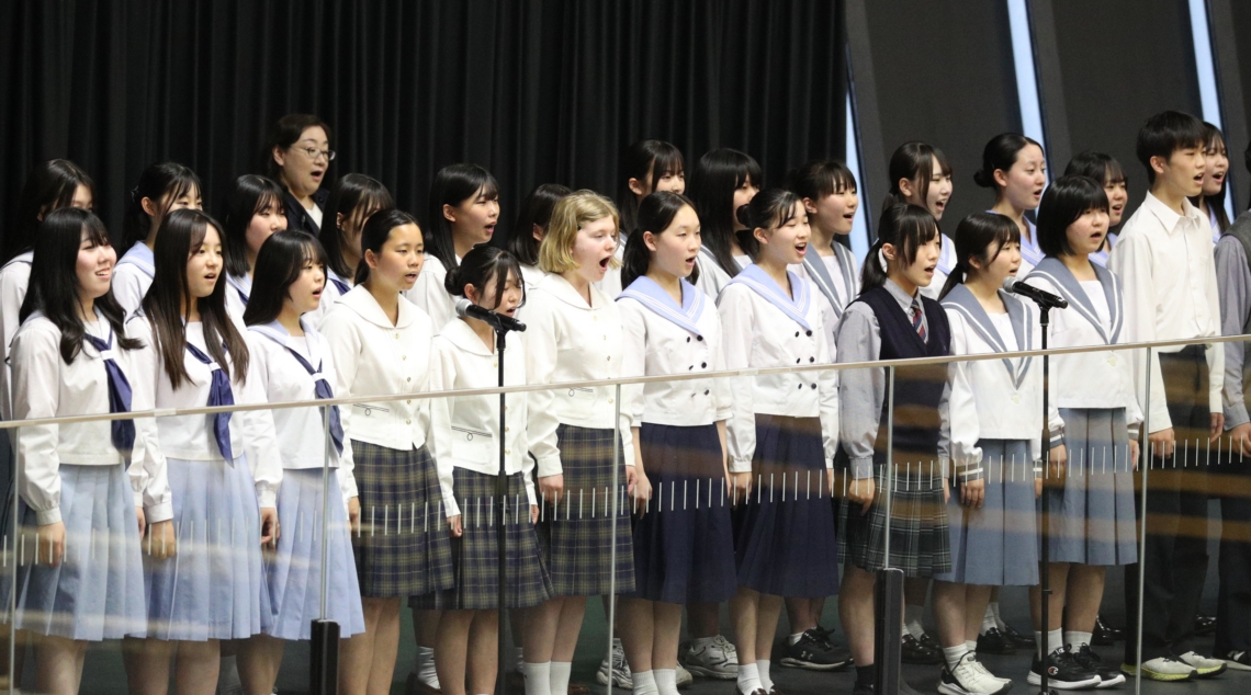 「高体連の歌」を合唱する高校生