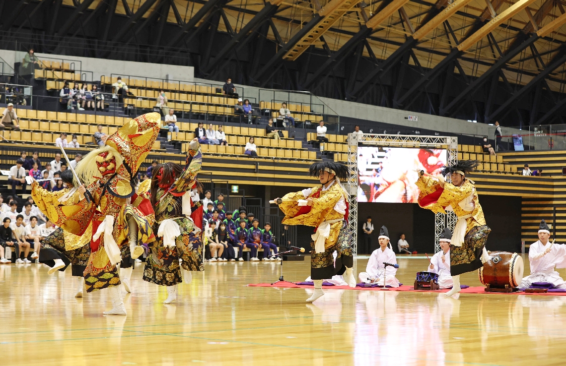 公開演技で庄内神楽を披露する由布の生徒たち＝クラサス武道スポーツセンター