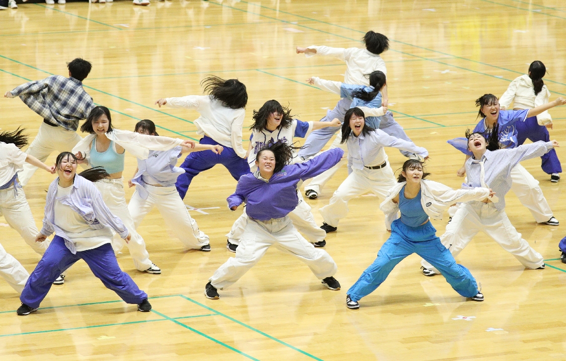 公開演技でストリートダンスを披露する文理大付の生徒たち