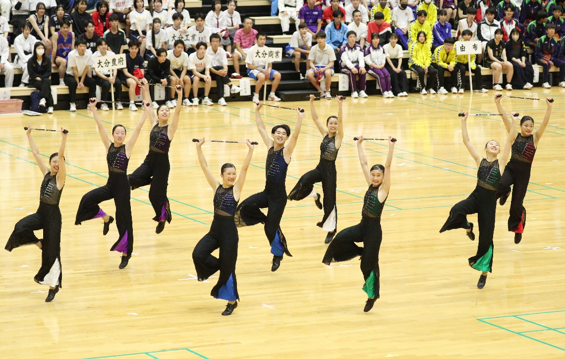 公開演技でバトントワリングを披露する東明の生徒たち