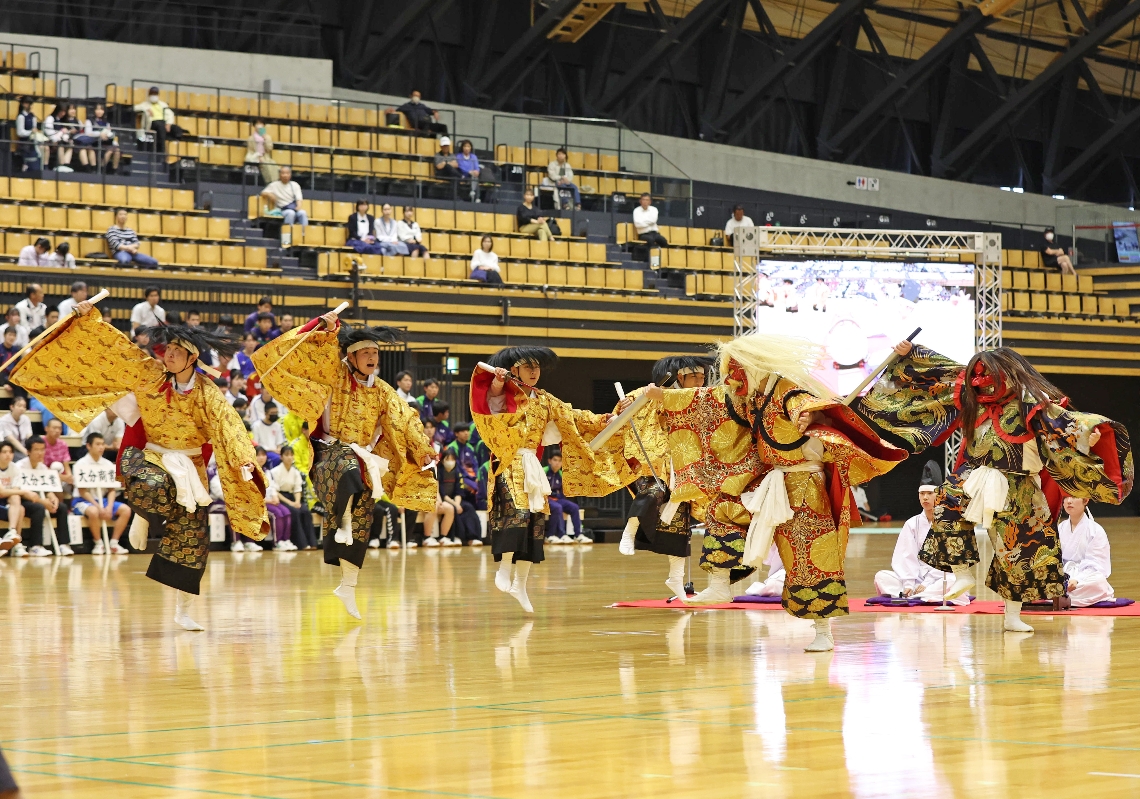 公開演技で庄内神楽を披露する由布の生徒たち