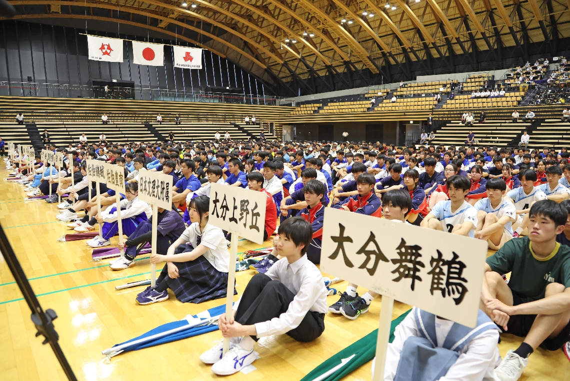 開会式に臨む各校の選手たち＝クラサス武道スポーツセンター