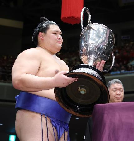 大相撲夏場所で優勝し、賜杯を受け取った大の里＝２５日、両国国技館