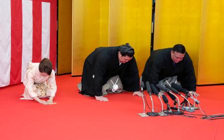 昇進伝達式で口上を述べる第７５代横綱となった大の里（中央）。右は二所ノ関親方＝２８日午前、茨城県阿見町の二所ノ関部屋