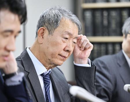 ４月２５日、実親調査などについて記者会見する江蔵智さん＝東京・霞が関の司法記者クラブ