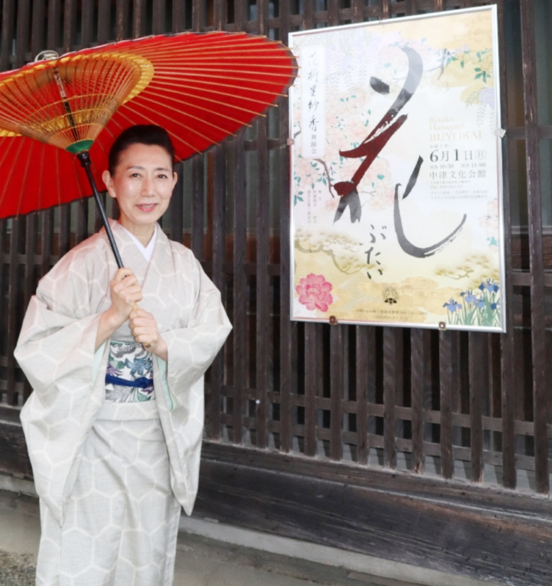 祖父若松常一郎翁に贈られた詩を基にした創作舞踊を披露する若松美佐子さん＝中津市諸町
