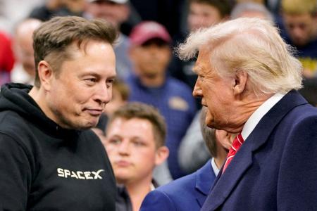米実業家のイーロン・マスク氏（左）とトランプ米大統領＝３月、米ペンシルベニア州（ロイター＝共同）
