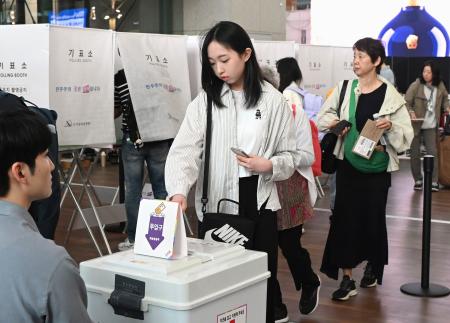 ２９日、韓国の仁川国際空港に設けられた投票所で期日前投票をする有権者（共同）