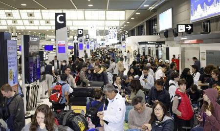 混雑する成田空港の出発ロビー＝４月