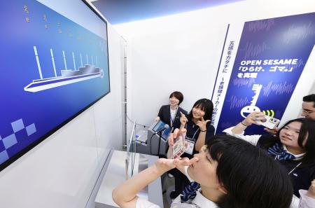 大阪ヘルスケアパビリオンで、大阪弁の発音をＡＩが判定するシステム「ｋｅｙ　ｖｏｉｃｅ～開けゴマの世界～」に挑戦する来場者＝２９日午前、大阪市此花区の夢洲