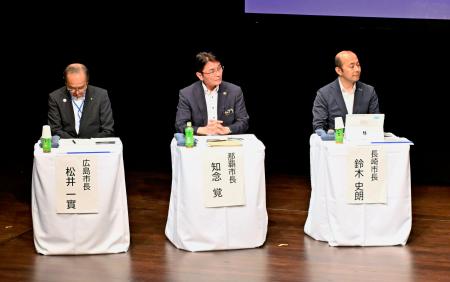 戦争体験の次世代への継承について語り合う（左から）広島市、那覇市、長崎市の市長＝２９日午後、那覇市