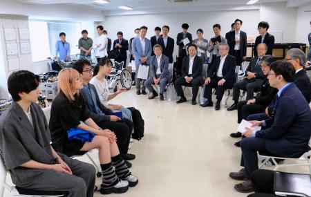 千葉工業大の学生（左側）と意見交換する文科省の有識者会議の委員（手前右）＝２９日午前、千葉県習志野市