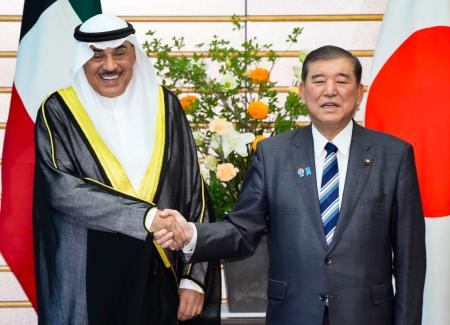 クウェートのサバハ皇太子（左）と握手する石破首相＝２９日午後、首相官邸