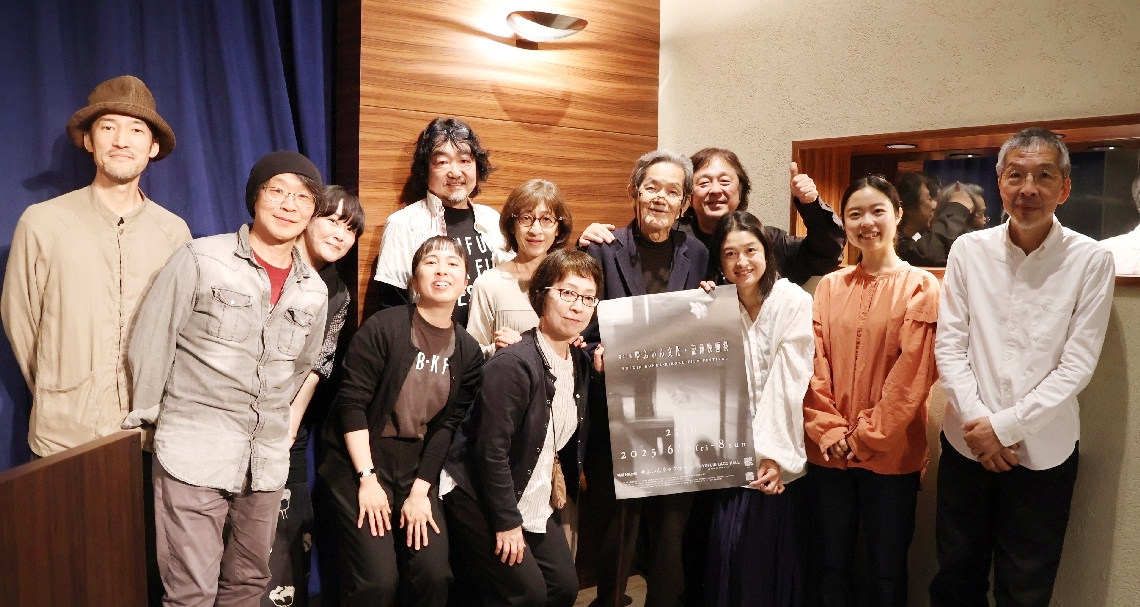 来場を呼びかける「ゆふいん文化・記録映画祭」の実行委員ら＝由布市湯布院町川上