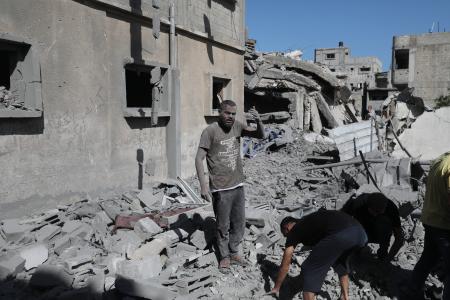 ガザ中部デールバラハの難民キャンプで、イスラエル軍による攻撃後、行われた救出活動＝２９日（ゲッティ＝共同）