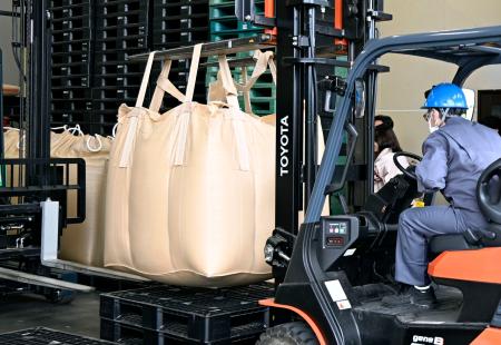精米工場に搬入される備蓄米＝３０日午前、新潟県長岡市