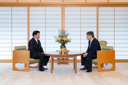 ラオスのトンルン国家主席と会見される天皇陛下＝３０日午前、皇居・御所（宮内庁提供）