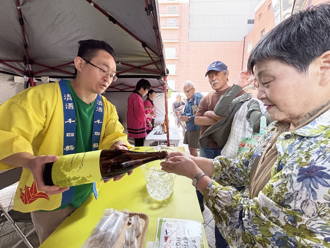 キックオフイベントで酒を振る舞う酒蔵の関係者ら＝３１日、大分市
