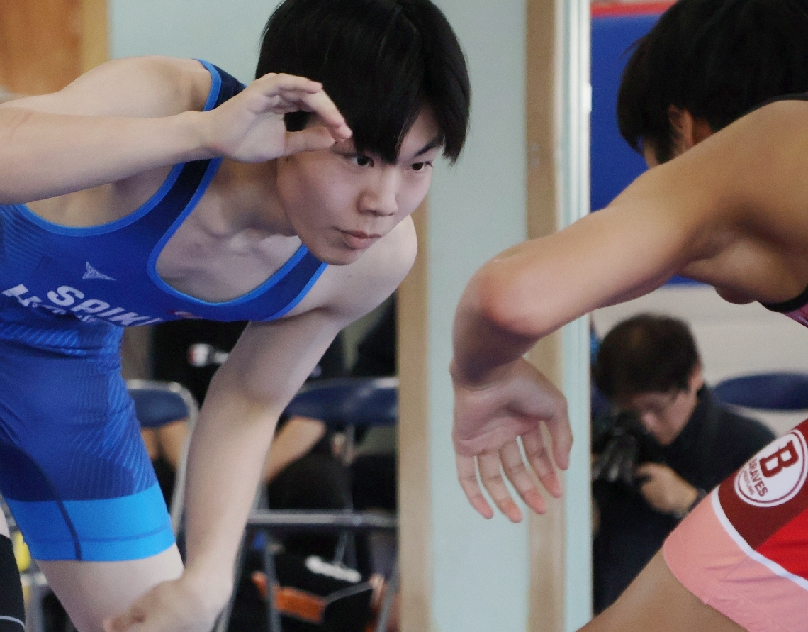 【レスリング男子個人】５１㌔級を制し、初の全国切符を手にした豊南の御鱗（左）