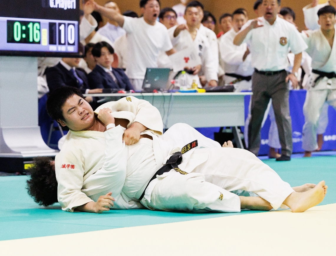【柔道男子団体決勝・東九州龍谷―国東】払い巻き込みで優勝を決めた東九州龍谷の大将・末松（上）＝クラサス武道スポーツセンター