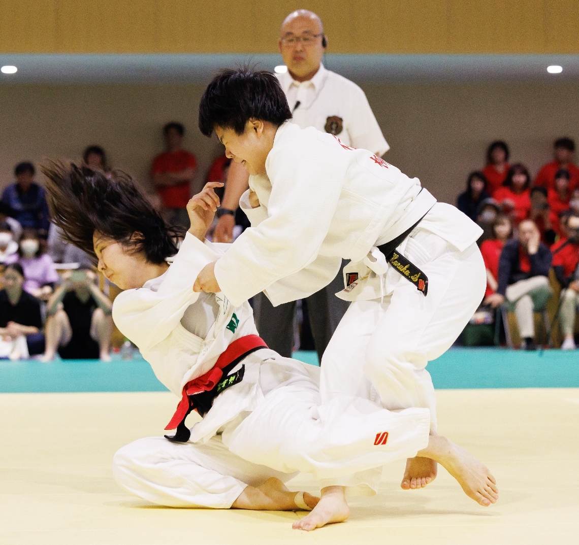 【柔道女子団体決勝・柳ケ浦―大分西】中堅戦で相手の技をいなし、勝利を呼び込んだ柳ケ浦の住本（右）