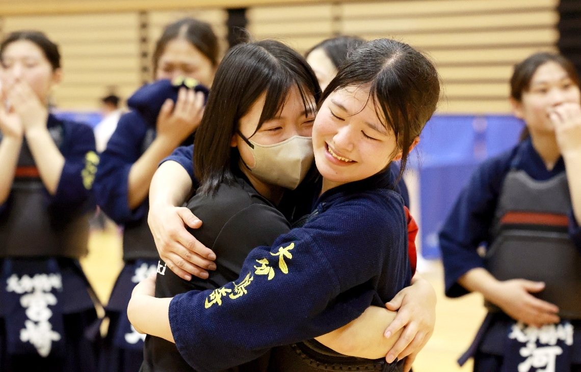 剣道女子団体で６年ぶりの優勝を果たし、喜び合う鶴崎の浦辺綾香主将（手前左）と薬師寺結美副主将（同右）。インターハイに向け、さらなる団結を誓った＝クラサス武道スポーツセンター