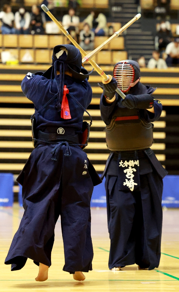 【剣道女子団体決勝リーグ・鶴崎―明豊】決勝リーグ初戦で１本勝ちし、チームを勢いづけた鶴崎の先鋒・宮崎姫麻莉（右）