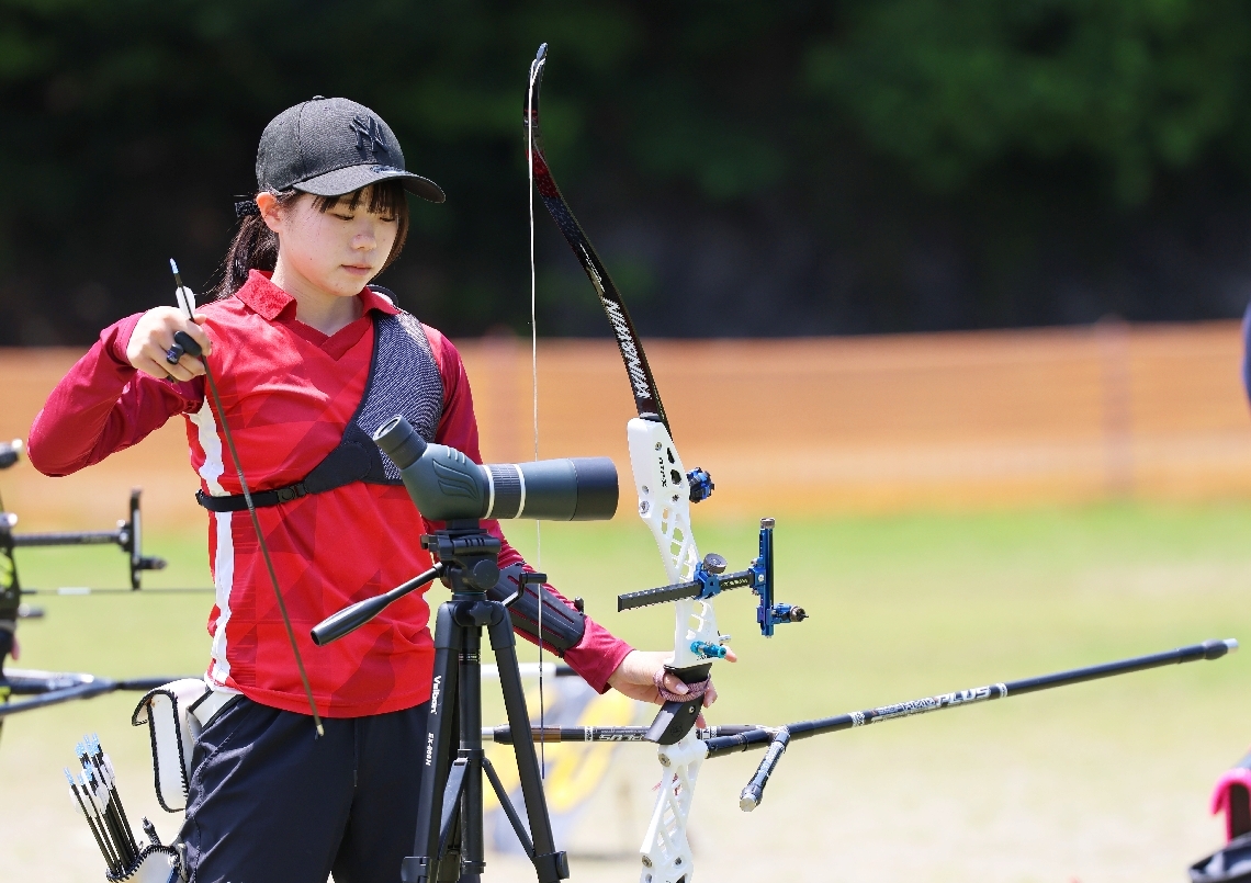 【アーチェリー女子個人決勝】一射に集中する東明の池田＝挾間上原グラウンド