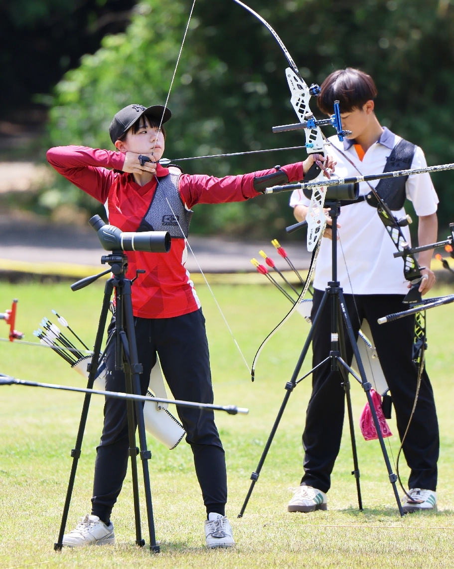【アーチェリー女子個人決勝】初優勝した東明の池田（左）
