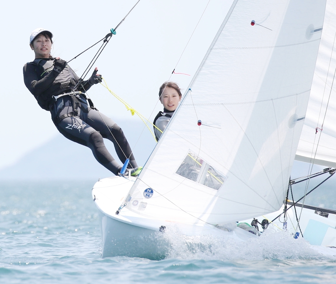 【ヨット女子４２０級】優勝した翔青Ａの山本（左）と藤原