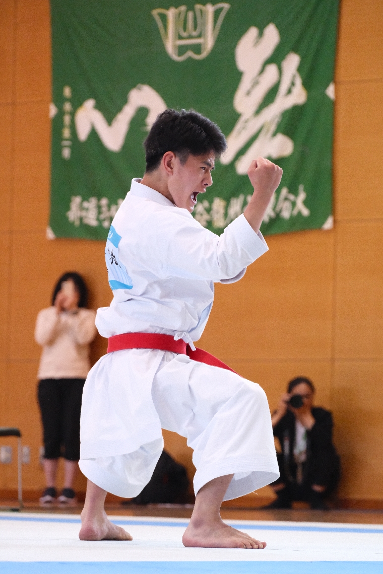 【空手道男子個人形決勝】２連覇を果たした大分南の羽田野＝杵築市文化体育館