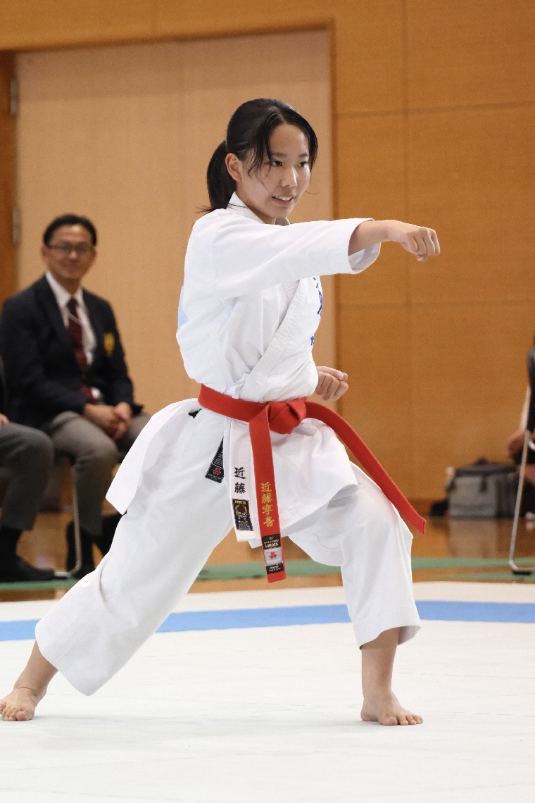 【空手道女子個人形決勝】優勝した高田の近藤＝杵築市文化体育館