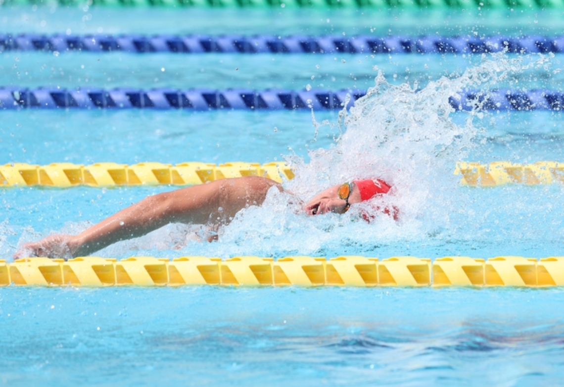 【競泳男子５０メートル自由形】大会新記録に迫るタイムで優勝した翔青の左藤優貴