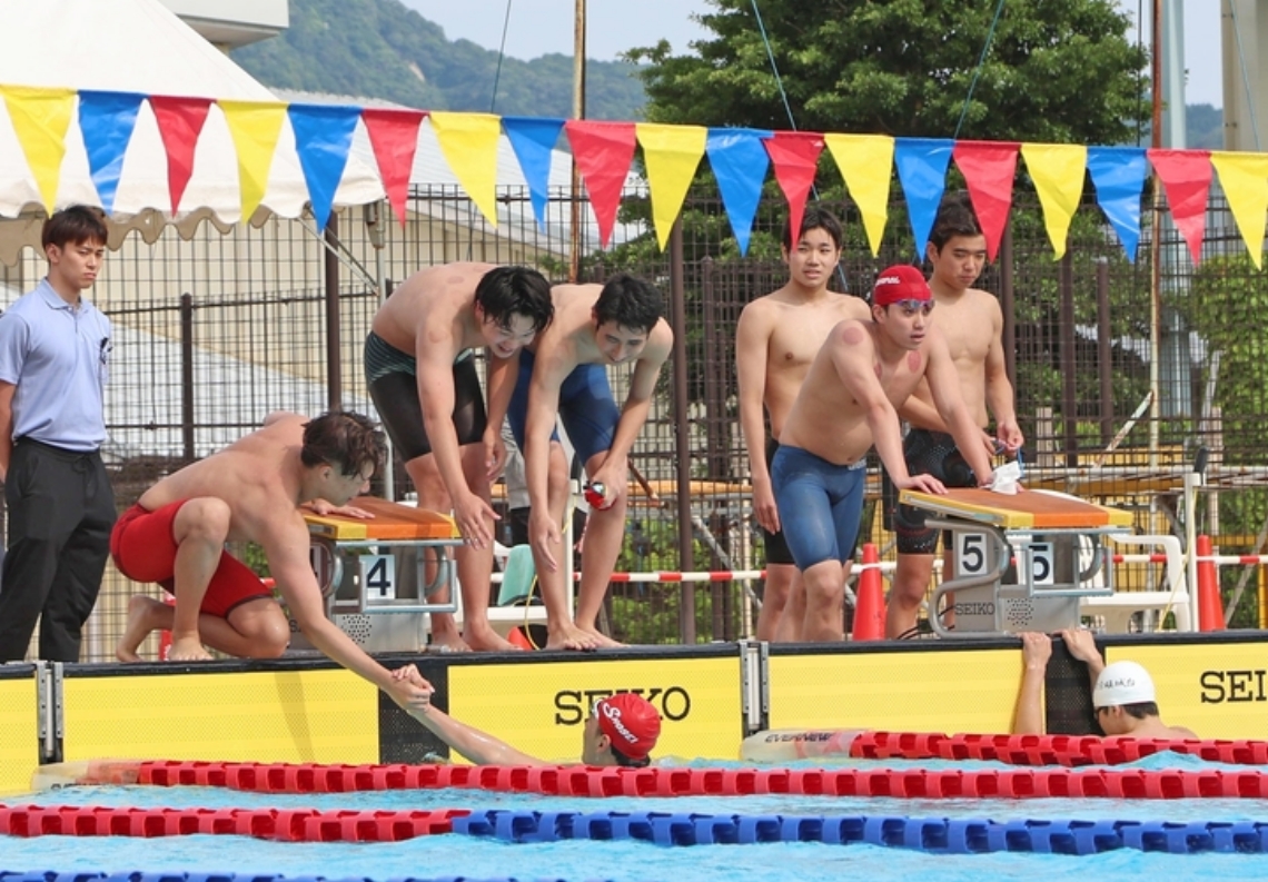 【競泳男子８００メートルリレー】僅差で制し、喜ぶ翔青の選手たち（左）