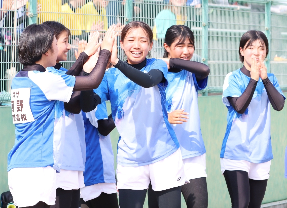【ソフトテニス女子団体決勝】優勝が決まり、目に涙を浮かべる明豊の選手たち＝クラサスコート