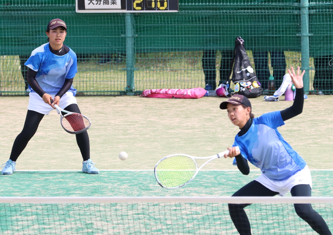 【ソフトテニス女子団体決勝】第２試合を勝利した明豊の中嶋（左）と片山