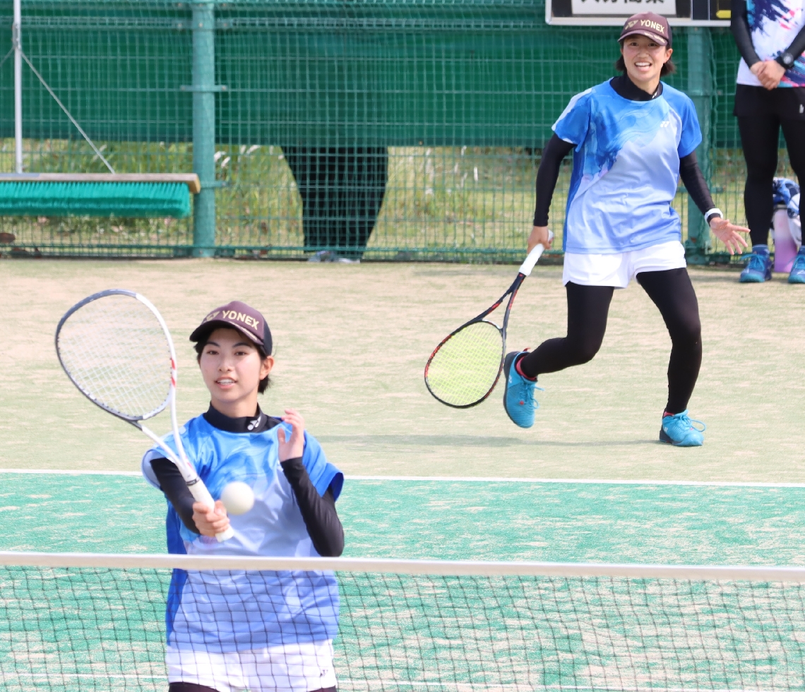 【ソフトテニス女子団体決勝】最終試合を勝利した明豊の久保（手前）と小林＝クラサスコート