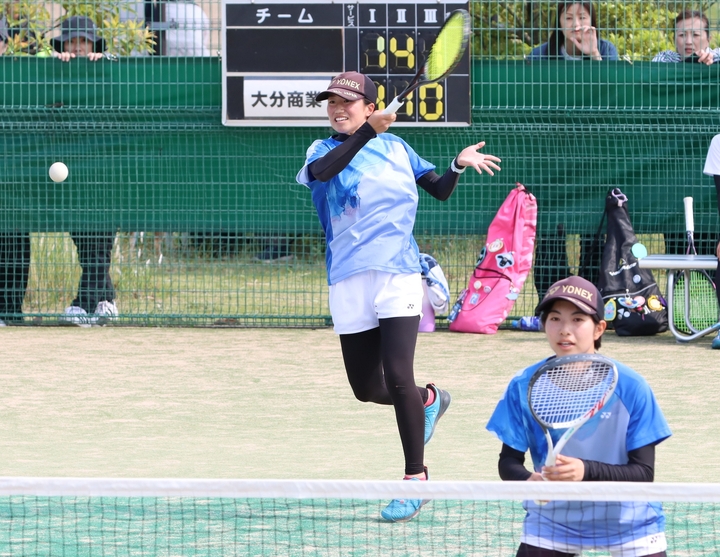 【ソフトテニス女子団体決勝】最終試合を勝利した明豊の久保（手前）と小林
