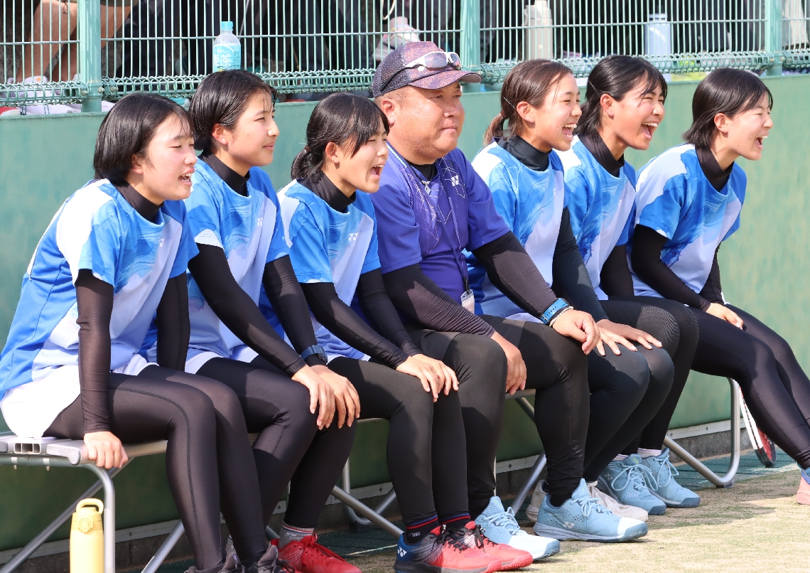 【ソフトテニス女子団体決勝】仲間に声援を送る明豊の選手たち