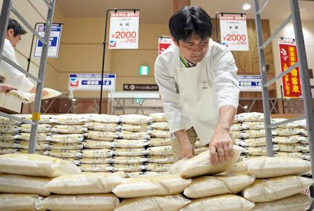 店頭に並べられる備蓄米＝３１日午前、東京都大田区の「イトーヨーカドー大森店」