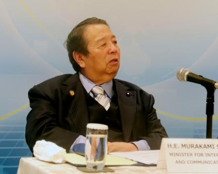 国際会議後、記者会見する村上総務相＝３１日午後、東京都新宿区